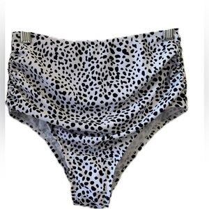 Zaful swimsuit bottoms black and white print with ruching across tummy